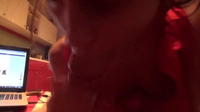 Mae merch ysgol yn sugno dick ei brawd tra nad oes neb gartref