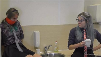 Yn gaeth / yn gaeth ac yn gagged / arglwyddes mewn trallod