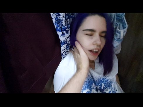 ❤️ Wedi dod o hyd i fy sis yn y closet a helpu ei cum ❌ Fideo porn wrthon ni ❌❤